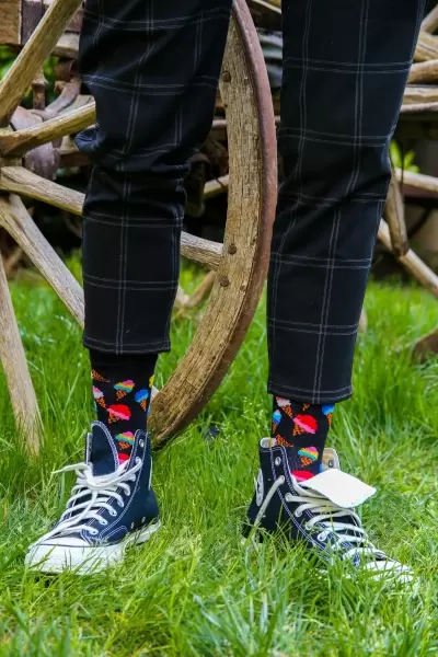 Siyah Dondurmalar Desenli Renkli Erkek Çorap
